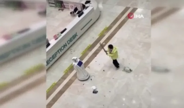 Çin'de sinir krizi geçiren kadın robota saldırdı