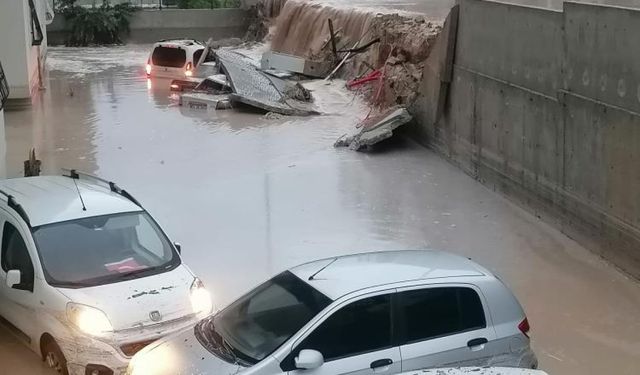 Mersin'de aniden bastıran yağmurda araçlar sular içinde kaldı