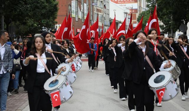 İnegöl'de gençler 19 Mayıs coşkusunu sokaklara taşıdı