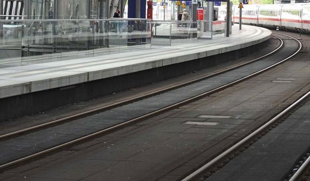 Almanya’da korkunç tren kazası! 2 ölü, 1 yaralı
