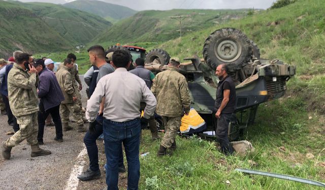 Ardahan’da askeri araç şarampole düşerek ters döndü