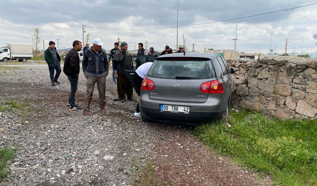 Aksaray’da virajı alamayan otomobil evin duvarına çarptı