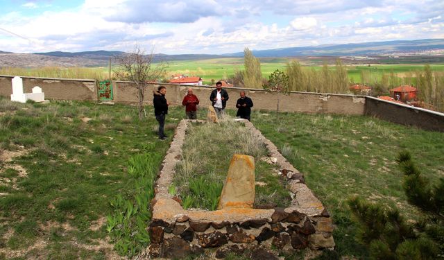 Sivas Dikili Köyü’nde Şeyh Ziya Baba'ya ait mezar 8 buçuk metre uzunluğuyla dikkat çekiyor