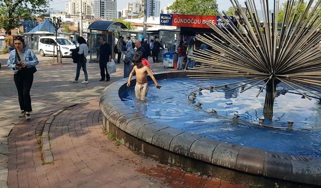 Bursa Heykel'de çocukların süs havuzunda tehlikeli eğlencesi