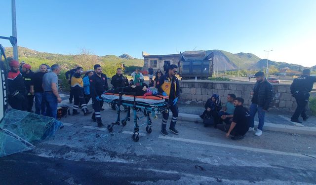 Kayseri'de feci kaza! Tırla çarpışan işçi servisi yan yattı: Yaralılar var