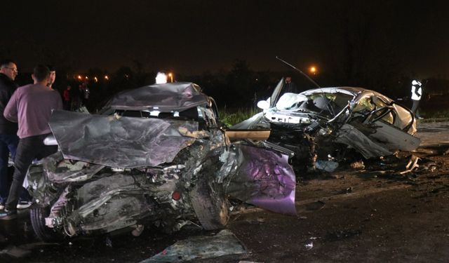 Sakarya Akyazı ilçesinde feci kaza! Otomobil, karşı yönden gelen otomobile çarptı: 1 ölü, 4 yaralı