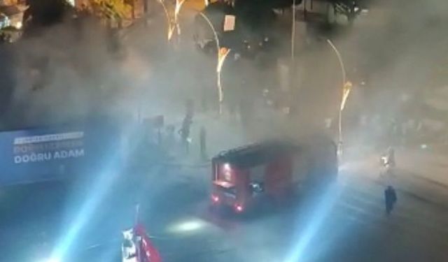 Cengiz Kurtoğlu konserinde yangın çıktı! Kurtoğlu sahneden inerken konsere katılan Bakan Nebati bölgeden uzaklaştırıldı