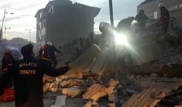Malatya Battalgazi ilçesinde hasarlı bina çöktü: 1 kişi enkaz altında