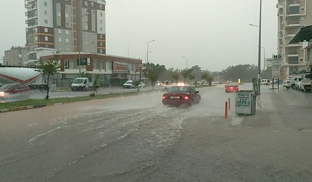 Antalya’da sağanak yağış hayatı felç etti