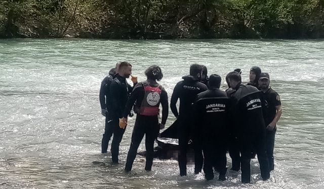 Tunceli'de Munzur çayına düşerek kaybolan Berat Aşlantaş'ın cansız bedenine ulaşıldı
