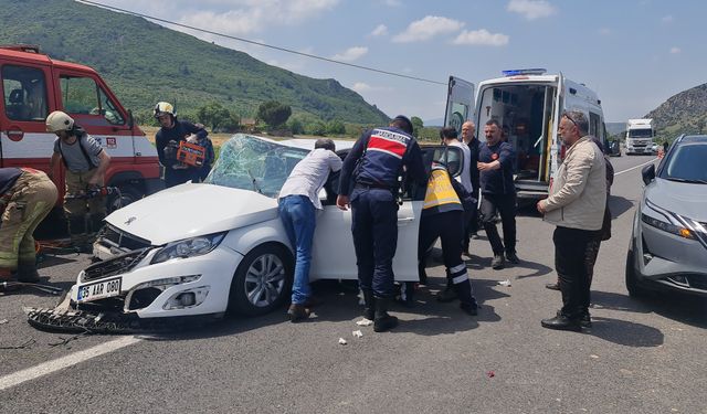 İzmir'de kaza! İki otomobil kafa kafaya çarpıştı: 6 yaralı