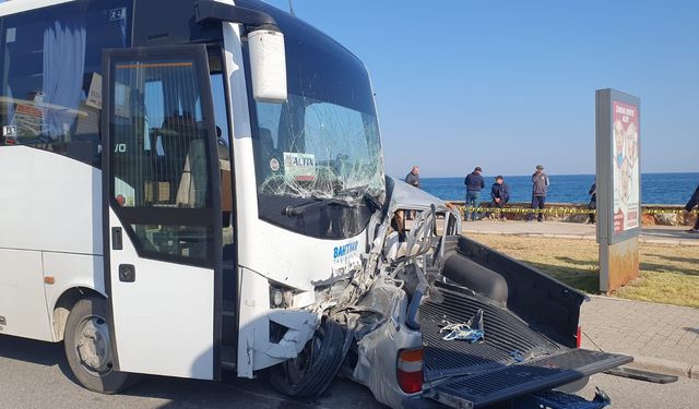 İzmir Güzelbahçe'de feci kaza: 1 ölü, 6 yaralı
