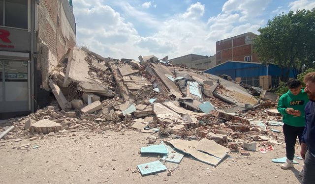 Bursa'da bir bina yıkım sırasında çöktü