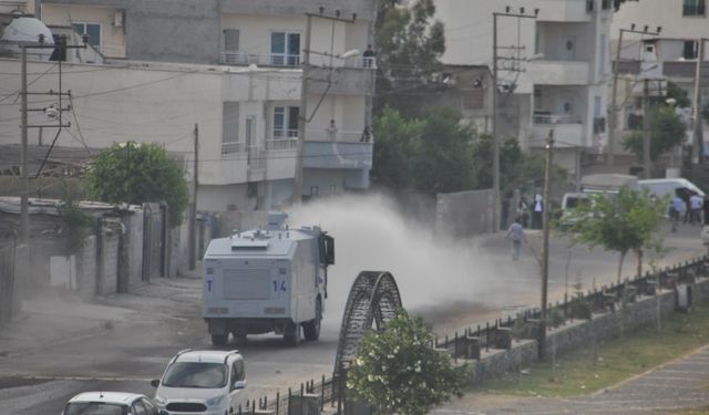 Cizre İlçe Başkanlığı'nın düzenlediği Yeşil Sol Parti mitingi sonrası polise taşlı saldırı