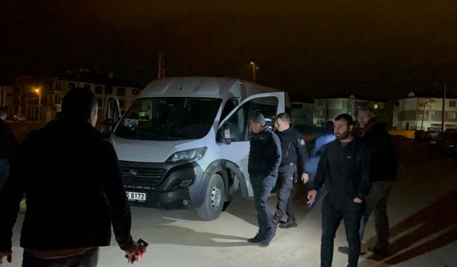 Bursa İnegöl ilçesinde kaçarken polis otosuna çarpan alkollü sürücü kovalamacayla yakalandı