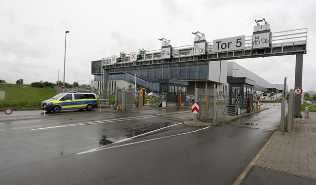 Almanya'da Mercedes fabrikasında silahlı saldırı: 2 kişi öldü