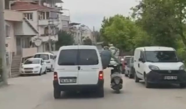Bursa'da motosikleti aracın camından sarkarak götürdü