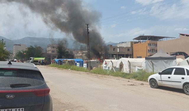 Hatay'da çadırda yangın: Araçlara da sıçradı
