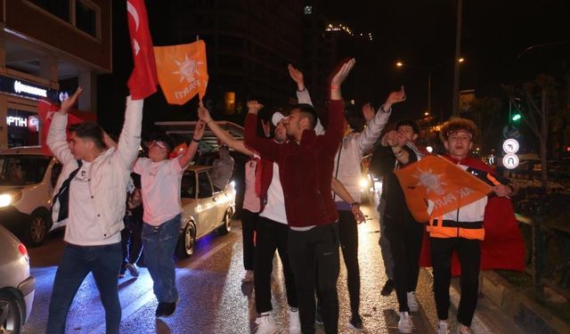 Bursa’da Cumhur İttifakı destekçileri sokaklara akın etti