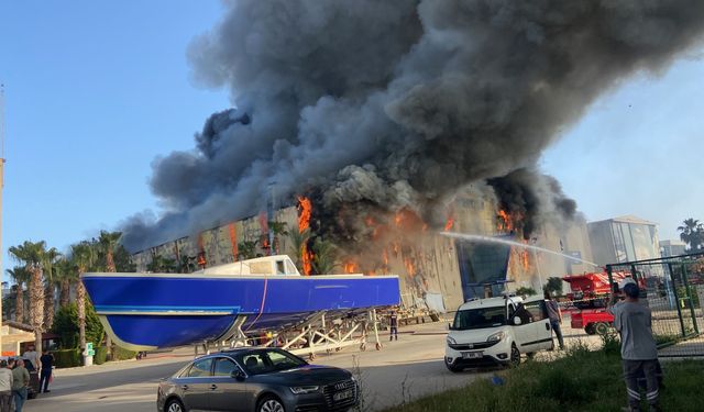 Antalya'da tekne üretim tersanesinde yangın çıktı