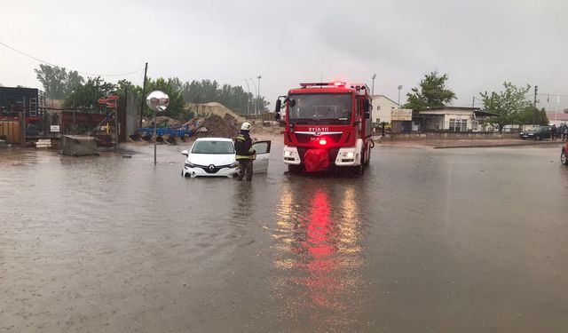 Edirne'de sağanak yağmur nedeniyle araçlar mahsur kaldı, vatandaş göle dönen yola olta attı