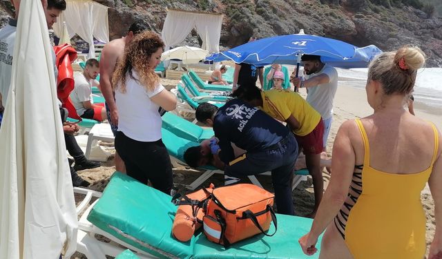 Alanya'da boğulma tehlikesi geçiren 2 kişi kurtarıldı