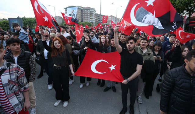 Bursa'da 19 Mayıs’ta binlerce kişi 'İkinci Yüzyıl’a yürüdü