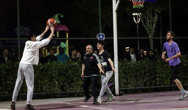 Bakan Varank, Bursa'da gençlerle basketbol oynadı
