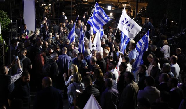 Yunanistan’da resmi olmayan sonuçlara göre seçimin galibi Miçotakis’in partisi