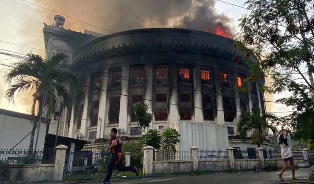 Filipinler'de tarihi posta binasında korkutan yangın