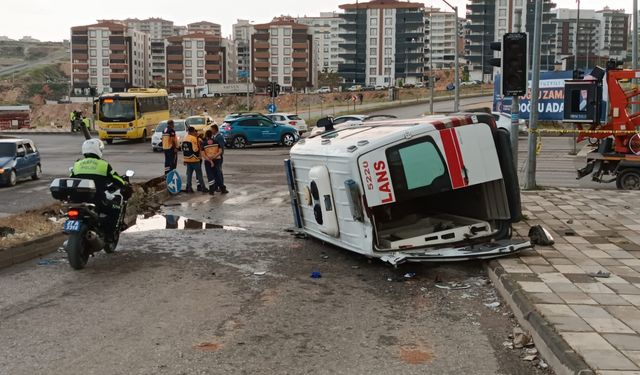 Gaziantep'te hasta almaya giden ambulans kaza yaptı: 4 yaralı