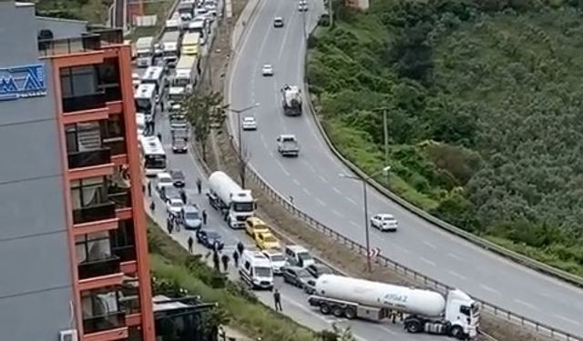 Bursa'da kaza yapan tanker trafiği kilitledi