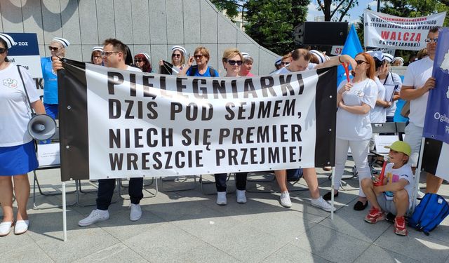 Polonya'da ebe ve hemşireler Sağlık Bakanlığı'nı protesto etti