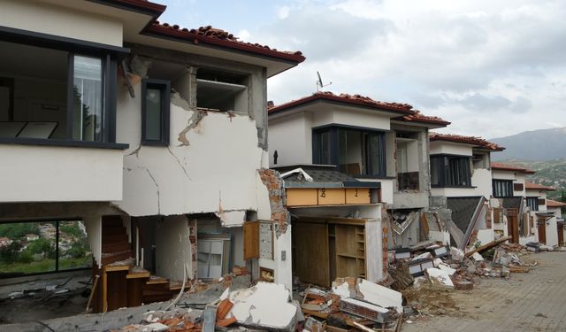 Malatya'da deprem sonrası milyonluk villalar için yıkım kararı