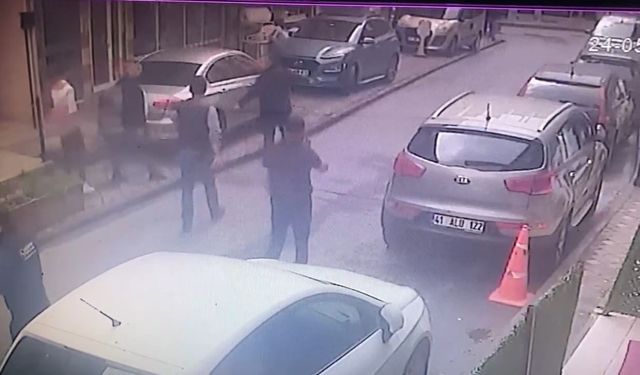 Kocaeli Gebze ilçesinde onlarca kişinin gözü önünde bir kadın tabanca ile vuruldu