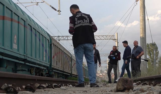 Kırıkkale Tren Garı'nda fotoğraf çektirmek için vagona çıkan çocuğu elektrik çarptı