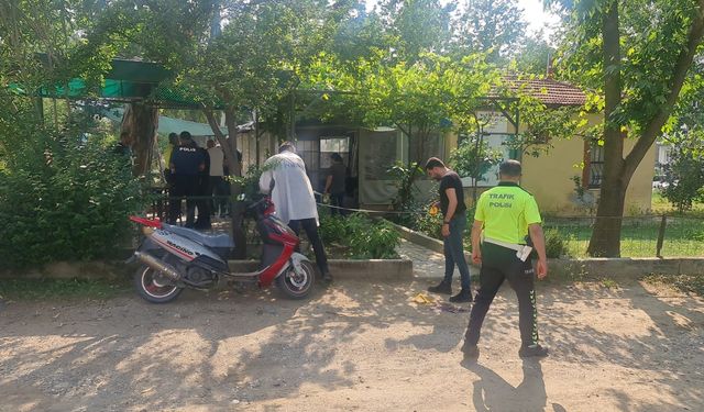 İzmir Tire ilçesinde bir şahıs emekli doktor Yalçın Kocabaş'ı başından vurdu