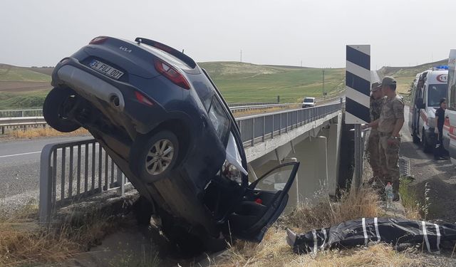 Diyarbakır - Silvan karayolunda kaza! Otomobil köprüde asılı kaldı: 1 ölü, 3 yaralı