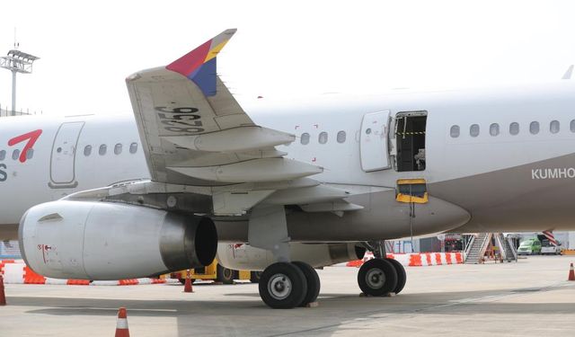 Güney Kore’de bir yolcu, uçuş sırasında uçak kapısını açtı!