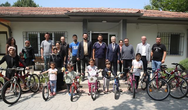 Nilüfer Belediyesi'nin onardığı bisikletler depremzede çocukları mutlu etti