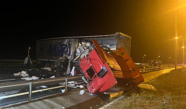 Ankara - Niğde Otoyolunda tırın çarptığı otobüs alev aldı: 5 yaralı