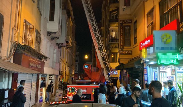 Beyoğlu’nda 2 katlı gece kulübünde yangın çıktı