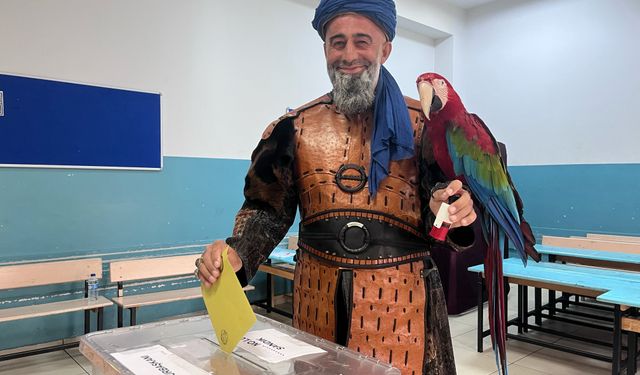 Osmanlı kıyafeti giyen Nazım Cihan, papağanıyla oy kullandı