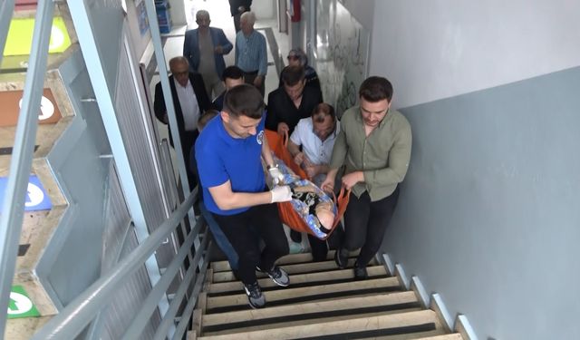 Bursa Büyükşehir Belediyesi ekipleri engelli ve hasta vatandaşları sandığa ulaştırdı
