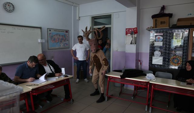 Bursa'da Bahtiyar Keskin geyik kostümüyle oy kullandı