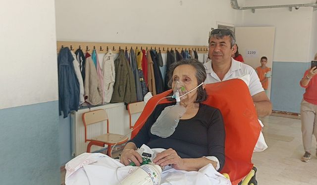 Muğla'da Emine Topçuoğlu oy kullanmak için oksijen tüpüyle geldi