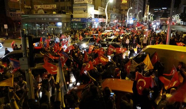 Van'da Beşyol Meydanı’na gelen yüzlerce kişi ‘Bay Bay Kemal’ sloganı attı