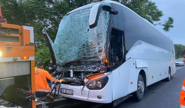 TEM Otoyolu'nda seçmenleri taşıyan otobüs kaza yaptı! 22 yaralı