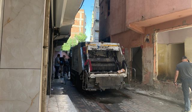 Diyarbakır’da PKK yandaşları belediyenin çöp arabasını ateşe verdi