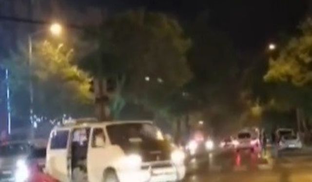 Konya'da seyir halinde kapısı açık minibüsten düştü